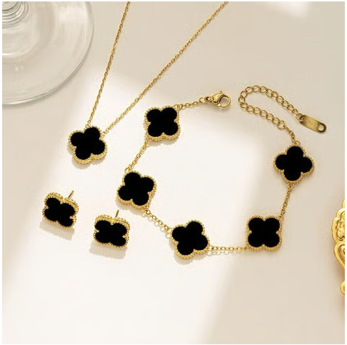 Designs & You Clover Shaped Solitaire Contemporary Necklace Set (Black)